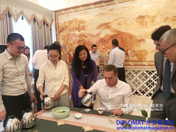 Invite the Ambassador to have tea -- Chinese Tea Culture Appreciation Meeting walks into the Belarus