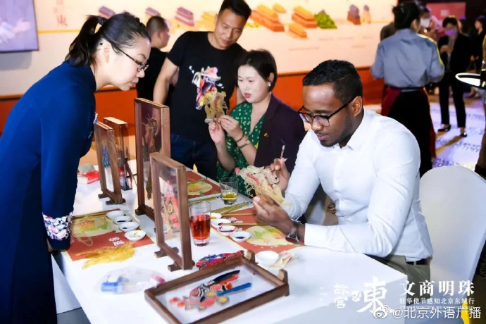 Foreigners stationed in China experience the charm of cultural and commercial integration developmen