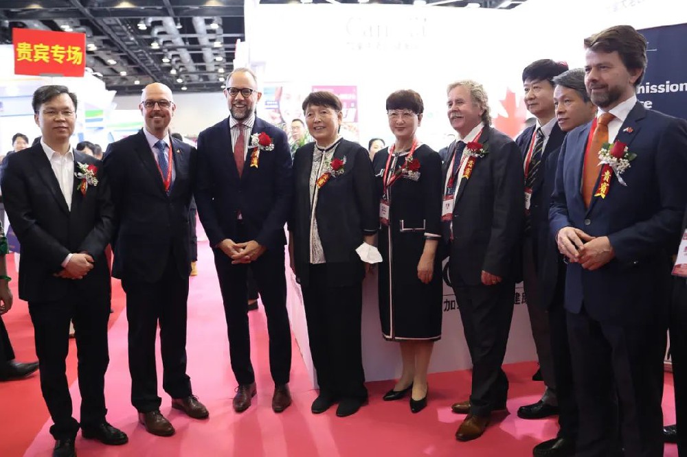 加拿大法国等驻华使馆外交官出席第九届中国国际养老服务业博览会