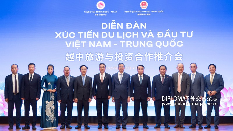 范清平大使，史忠俊秘书长和与会代表合影留念。
